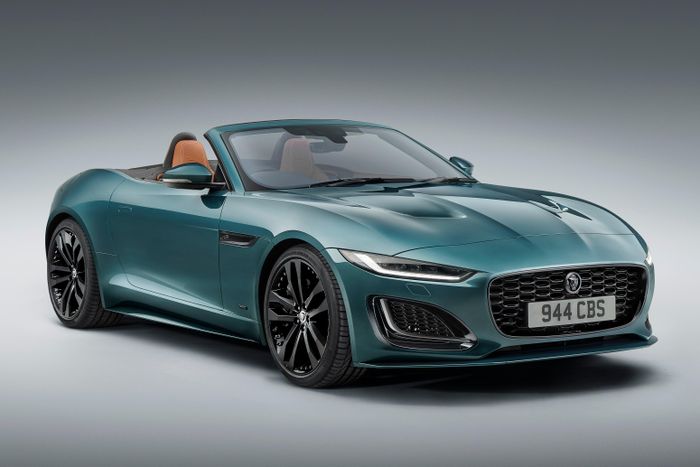  Trong đó, chiếc Jaguar F-Type cuối cùng là phiên bản F-Type 75, sở hữu màu sơn ngoại thất xanh Giola Green với phần mui màu đen, đi kèm nội thất bọc da Windsor màu Tan. 