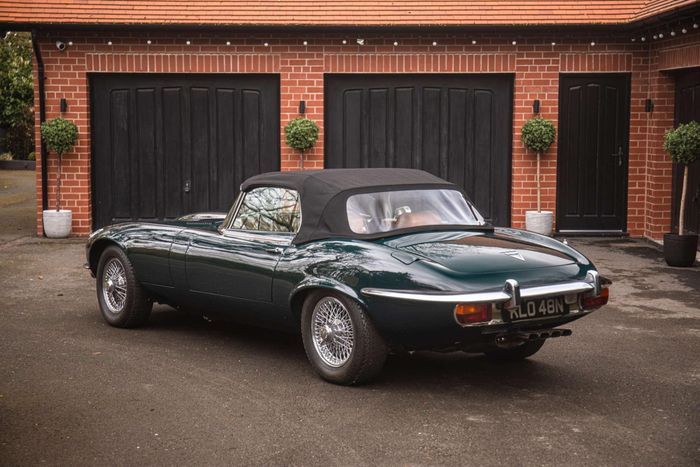  Đặc biệt hơn, trong 50 chiếc E-Type Commemorative cuối cùng, đây là chiếc có màu sơn xanh duy nhất trong khi 49 chiếc còn lại có màu đen. 