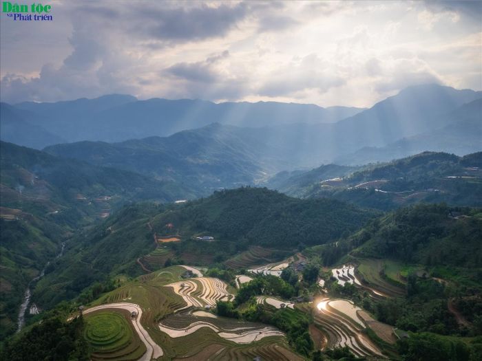 Phải mất đến hàng trăm năm, cộng đồng các dân tộc ở Hoàng Su Phì từ thế hệ này sang thế hệ khác cần cù lao động, cùng với đôi bàn tay khéo léo, óc sáng tạo và những nông cụ thô sơ mới tạo nên những thửa ruộng bậc thang đẹp như tranh vẽ này.