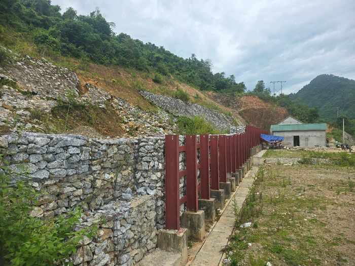 Bờ kè tốn kém 3 tỷ đồng để chống sạt lở cho khu tái định cư vừa được chính quyền huyện Tương Dương xây dựng. Ảnh: Tiến Hùng