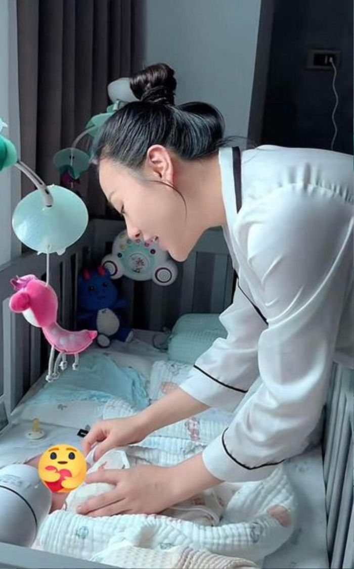 Tuy nhiên qua những hình ảnh cô chia sẻ trên mạng xã hội có thể thấy sau khi hạ sinh hai "rồng vàng", dáng người Phương Oanh có phần đầy đặn. Bên cạnh đó, để thuận tiện trong thực hiện công việc "mẹ bỉm toàn thời gian", nữ diễn viên ăn diện khá kín đáo đơn giản.