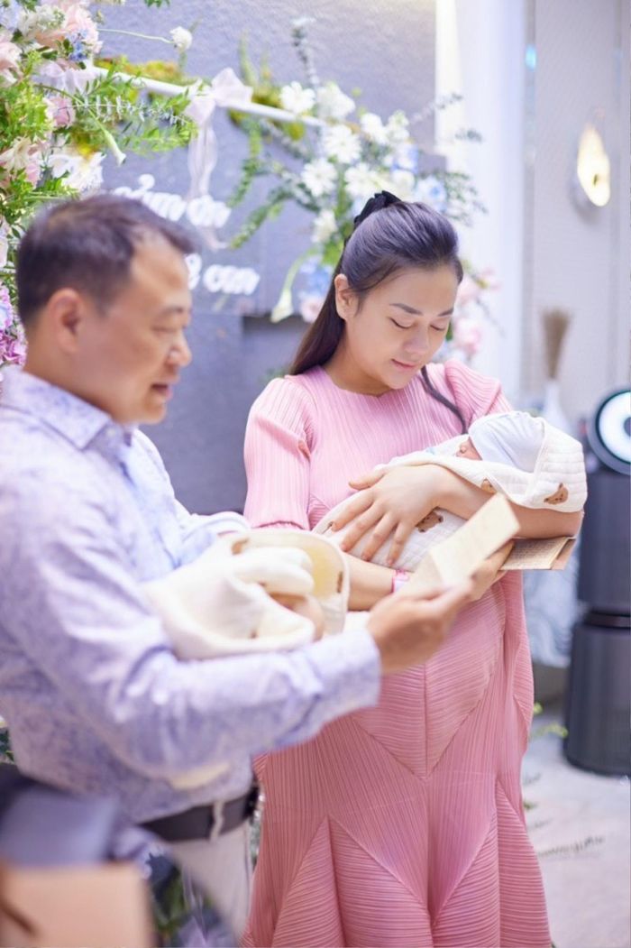 Thậm chí trong ngày đầy tháng con, có thể thấy Phương Oanh ăn diện cũng rất đơn giản. Cô chọn một chiếc đầm rộng rãi kín đáo sánh đôi cùng chồng.