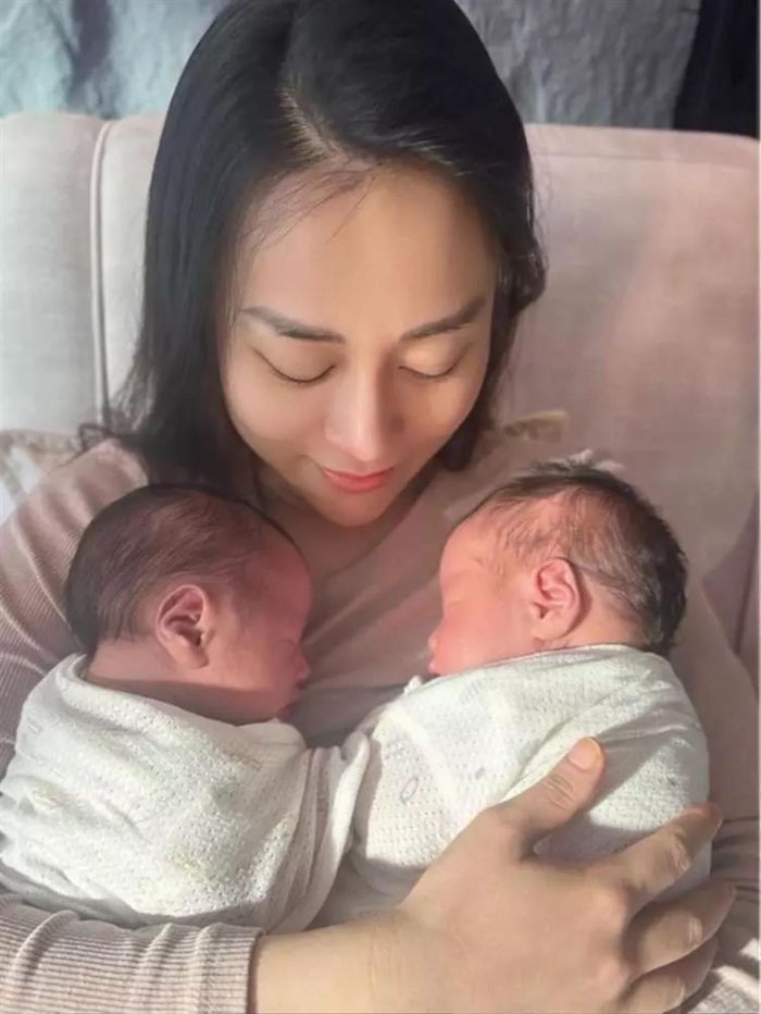 Thêm vào đó, cuộc sống của mẹ bỉm Phương Oanh hẳn còn khó khăn hơn gấp đôi khi phải chăm sóc cùng lúc hai nhóc tỳ. Vì vậy, dù vậy nữ diễn viên đình đám vẫn nhận được nhiều lời khen ngợi nhờ làn da mộc mạc nhưng không tì vết.