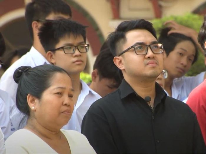 Mẹ và anh hai của nữ sinh 