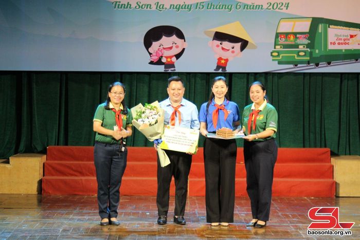 Đoàn hành trình “Em yêu Tổ quốc Việt Nam” trao phần quà tặng cho Tỉnh Đoàn, Hội đồng Đội tỉnh Sơn La.