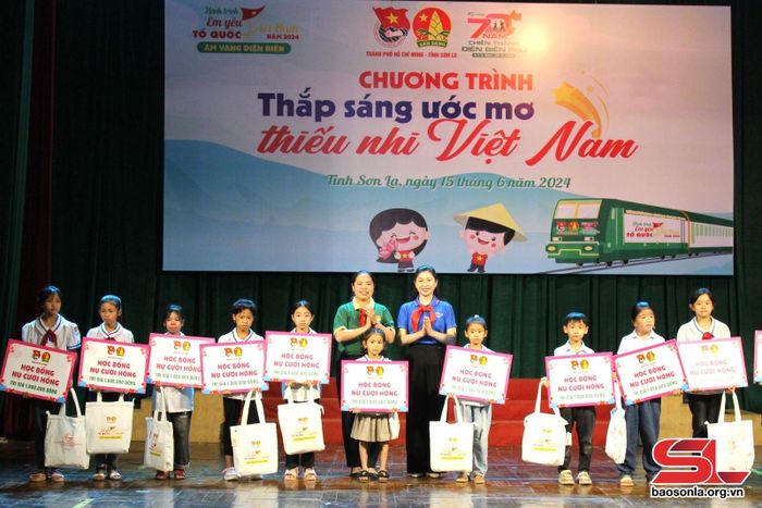 Trao tặng học bổng cho các em thiếu nhi thiếu nhi vượt khó học giỏi của tỉnh Sơn La.