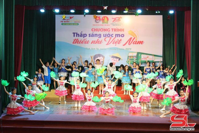 Một tiết mục văn nghệ tại Chương trình "Thắp sáng ước mơ thiếu nhi Việt Nam”.