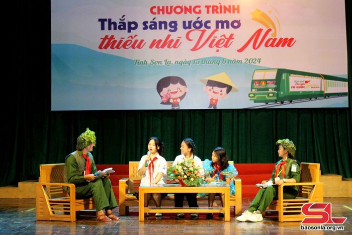 Các em đội viên, thiếu niên nhi đồng tiêu biểu của Thành phố Hồ Chí Minh và tỉnh Sơn La giao lưu tại chương trình.
