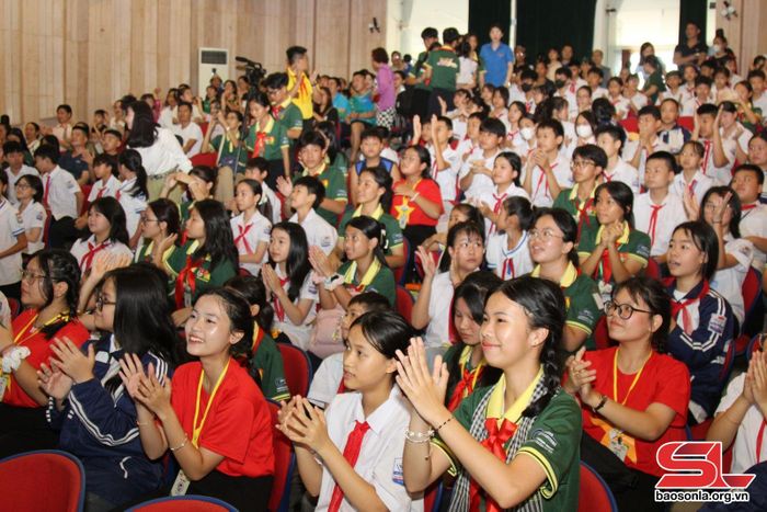 Các em đội viên, thiếu niên nhi đồng của tỉnh Sơn La và thành phố Hồ Chí Minh tham dự chương trình.