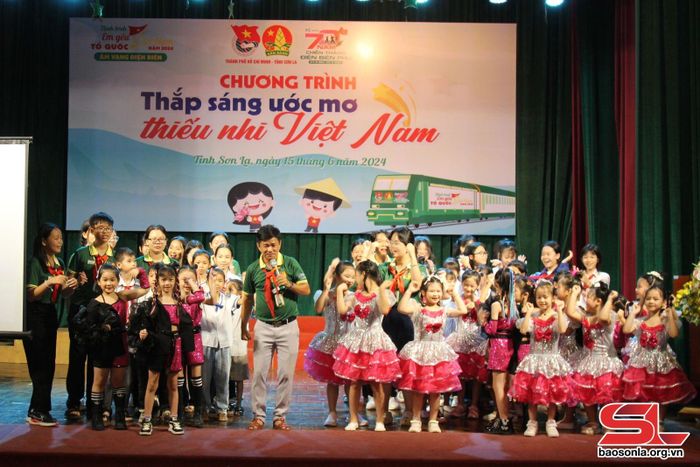 Các em đội viên, thiếu niên nhi đồng Thành phố Hồ Chí Minh và tỉnh Sơn La tham gia giao lưu tại chương trình.