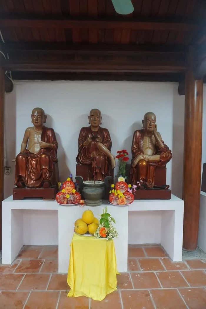 Tượng La Hán trong chùa làng Nành