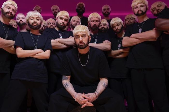 Sau 25 năm đứng trên đỉnh cao, Eminem (ngồi giữa) vẫn giữ được ảnh hưởng mạnh mẽ trong làng âm nhạc thế giới