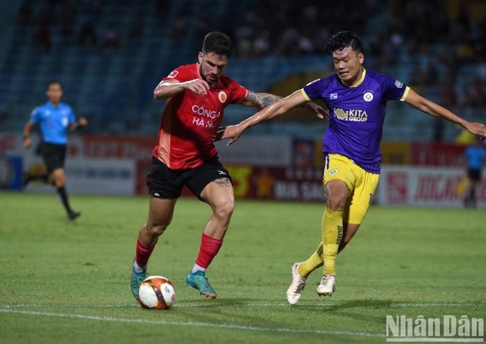 Công an Hà Nội đẩy cao đội hình tấn công.