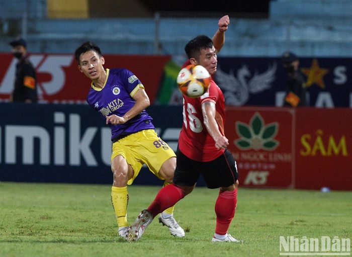 Nhưng Hà Nội FC vẫn tìm thấy bàn thắng ấn định chiến thắng trong trận đấu này. Phút 85, Hùng Dũng nhận đường chuyền từ đồng đội trẻ Văn Trường. Hùng Dũng vuốt bóng tuyệt đẹp vào góc xa, đánh bại thủ môn Nguyễn Filip, ghi bàn ấn định chiến thắng 2-1 cho Hà Nội FC.