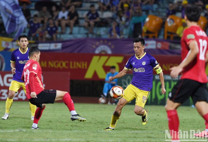 Phút 69, sau khi tham khảo công nghệ VAR, trọng tài Lê Vũ Linh cho Hà Nội FC được hưởng phạt đền. Tuy nhiên, Văn Quyết lại thực hiện hỏng quả 11m.
