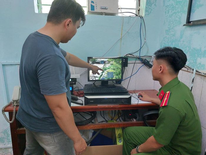 Công an xã Hòa Liên theo dõi tình hình an ninh trật tự tại trung tâm tiếp nối hệ thống camera tự quản trên địa bàn xã.