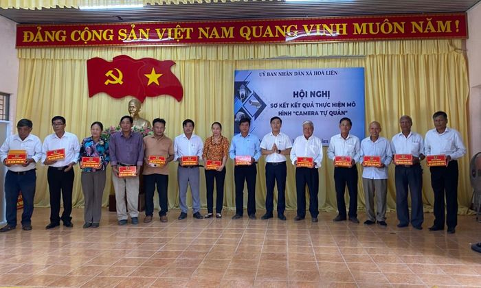 UBND xã Hòa Liên khen thưởng các cá nhân, gia đình, cơ quan trong phong trào xây dựng, hưởng ứng mô hình "Camera tự quản".