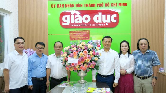  Phó Chủ tịch UBND TPHCM Bùi Xuân Cường chúc mừng tạp chí Giáo dục TPHCM 