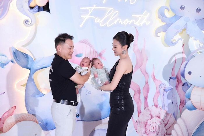 Phương Oanh và Shark Bình hạnh phúc bế cặp song sinh trong tiệc đầy tháng. Ảnh: FBNV