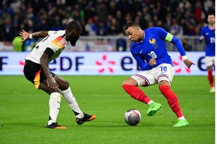 Mbappe (bên phải) là niềm kỳ vọng lớn nhất của Pháp tại Euro 2024. Ảnh: AFP
