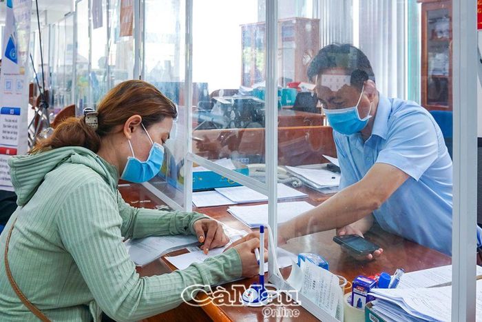 Người dân thực hiện thủ tục BHXH, BHYT tại Trung tâm giải quyết TTHC tỉnh.