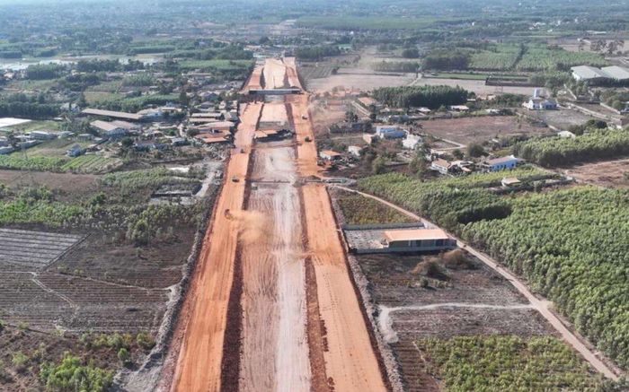 Thi công tuyến giao thông T1, kết nối Sân bay Long Thành. Ảnh: Phạm Thanh.
