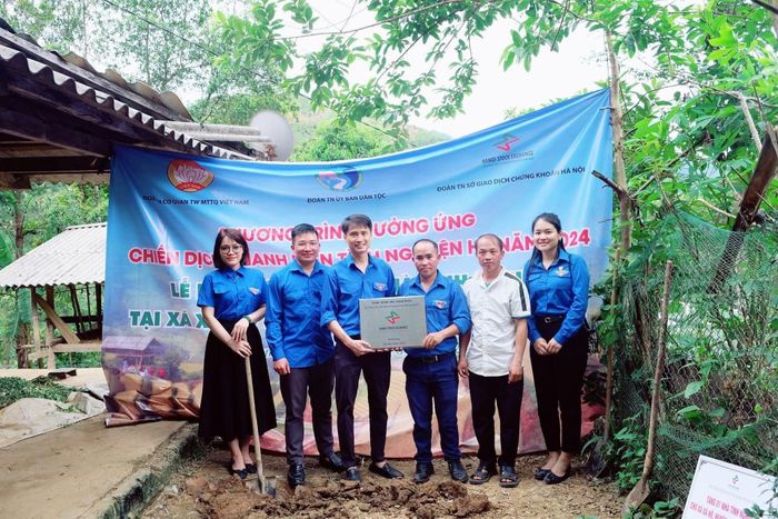 Ban Tổ chức trao tặng ngôi nhà hạnh phúc cho hộ gia đình có hoàn cảnh khó khăn.