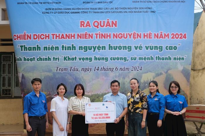 Ban Tổ chức trao tặng 10 bộ máy tính cho điểm truờng Sáng Pao.