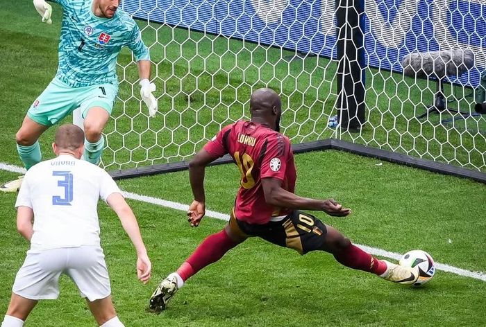  Phút 56, Lukaku dứt điểm cận thành tung lưới Slovakia, sau nỗ lực làm tường của Amadou Onana. 