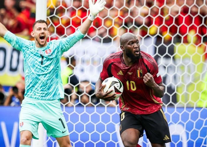  Khi cầu thủ của Chelsea còn đang ăn mừng, VAR vào cuộc và thông báo lỗi việt vị. 