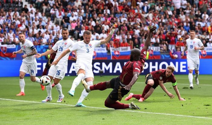  Chỉ trong 6 phút đầu, Lukaku đã bỏ lỡ 2 cơ hội dứt điểm từ cự ly gần. Trong khi đó, Slovakia chỉ cần một khoảnh khắc sai lầm của đối thủ để có bàn thắng. Phút thứ 7, Doku để mất bóng, tạo cơ hội cho Ivan Schranz băng lên, sút chéo góc, hạ gục thủ thành Koen Casteels. 