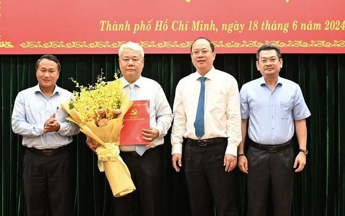 Phó Bí thư Thường trực Thành ủy TPHCM Nguyễn Hồ Hải và Thường trực Quận ủy quận 7 chúc mừng đồng chí Võ Khắc Thái.