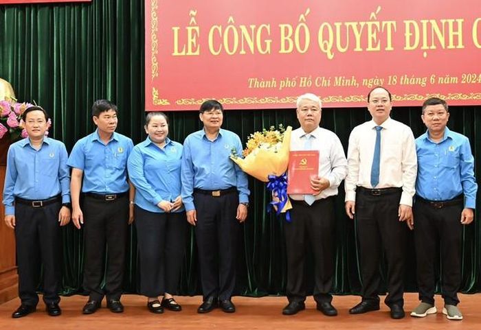 Phó Chủ tịch Tổng LĐLĐ Việt Nam Phan Văn Anh và Phó Bí thư Thường trực Thành ủy TPHCM Nguyễn Hồ Hải chúc mừng đồng chí Võ Khắc Thái.