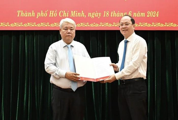 Phó Bí thư Thường trực Thành ủy TPHCM Nguyễn Hồ Hải trao quyết định giữ chức Bí thư Đảng đoàn LĐLĐ TPHCM đến đồng chí Võ Khắc Thái.