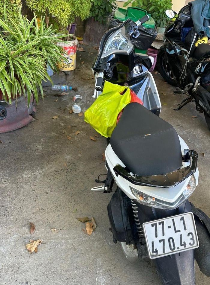 2 đối tượng Sử Điệp Thanh Phú, Võ Tấn Phát và xe máy phương tiện đi gây án.