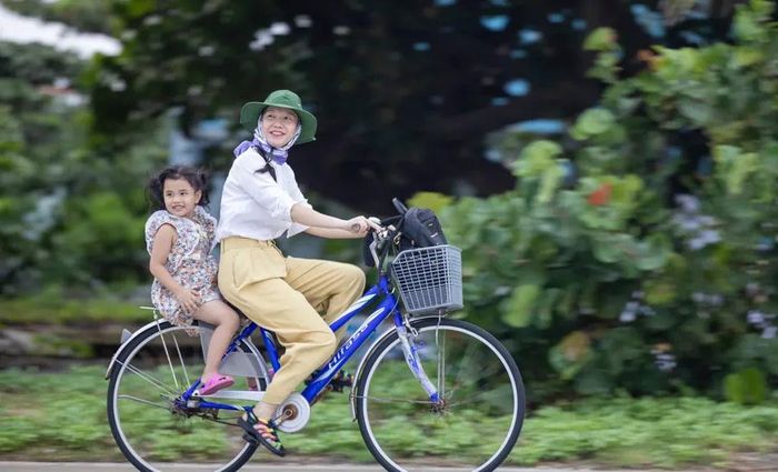 Triệu Vy cùng nữ nhà báo Phương Thảo dạo chơi trên đường băng sân bay Trường Sa.