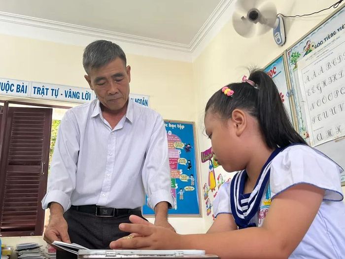 Thầy Lê Xuân Hạnh cùng cô trò nhỏ Triệu Vy.