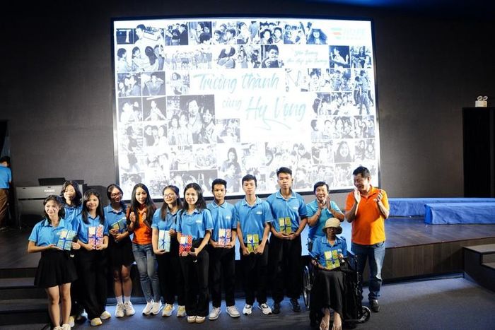Sau lễ trưởng thành, 9 học sinh Trường Hy Vọng sẽ bước vào kỳ thi tốt nghiệp lớp 12. Dự kiến, chỉ có 1 em trở về quê ở Đồng Tháp, số còn lại vẫn ở Đà Nẵng tiếp tục theo học. Nhà trường sẽ đồng hành và hỗ trợ các em trong chặng đường mới.