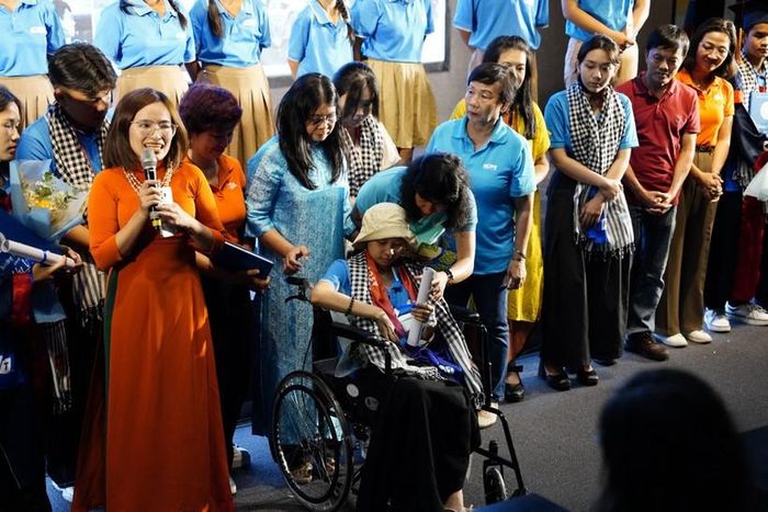 Em Đoàn Hoàng Bảo Trâm (18 tuổi) dự Lễ trưởng thành trên xe lăn, khi đang trong giai đoạn điều trị bệnh hiểm nghèo, nhận được nhiều động viên, chăm sóc của mọi người.