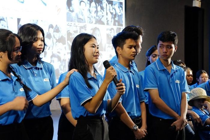 Không một học sinh nào ngăn được nước mắt khi nhớ lại những ngày đầu mới chuyển về Trường Hy vọng.
