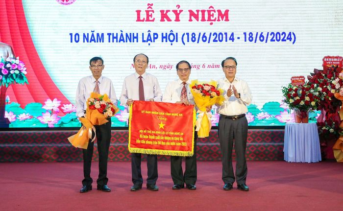UBND tỉnh Nghệ An tặng Cờ thi đua cho Hội Hỗ trợ gia đình liệt sĩ tỉnh Nghệ An vì đã hoàn thành xuất sắc nhiệm vụ công tác, dẫn đầu phong trào thi đua yêu nước năm 2023. Ảnh: Đình Tuyên