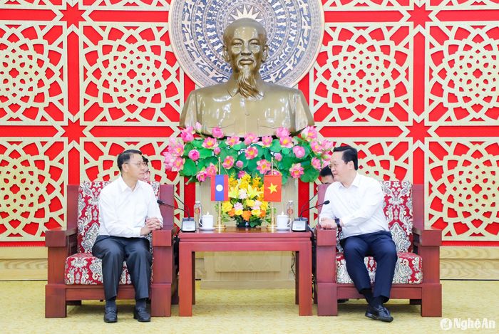 Chủ tịch UBND tỉnh Nguyễn Đức Trung bày tỏ vui mừng trước những thành quả mà tỉnh Xay Sổm Bun đạt được sau 10 năm thành lập. Ảnh: Phạm Bằng