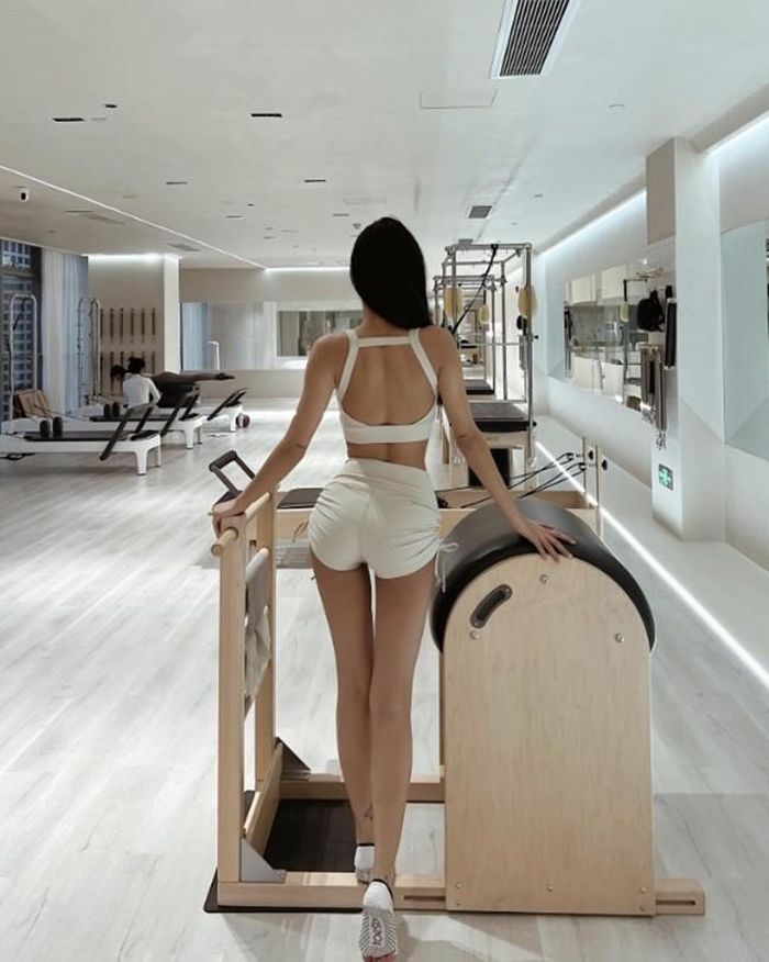 Chân dài giữ dáng bằng cách uống nhiều nước, tập thể dục đều đặn