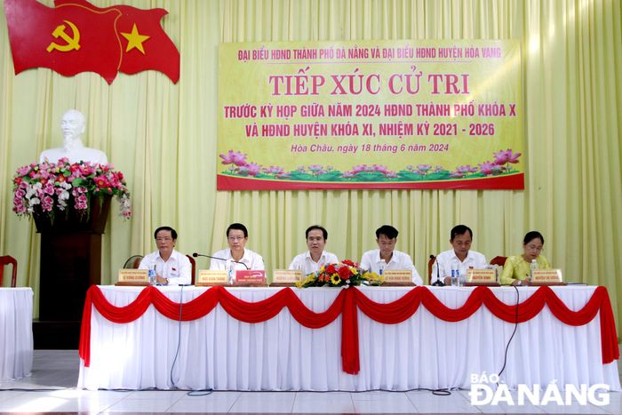 Các đại biểu HĐND thành phố và huyện Hòa Vang tiếp xúc cử tri xã Hòa Châu. Ảnh: TRỌNG HUY