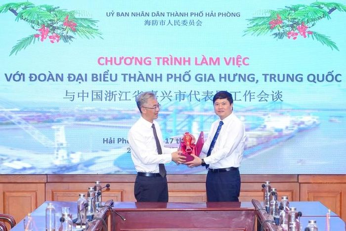 Phó Chủ tịch UBND thành phố Hoàng Minh Cường (phải) cùng Thị trưởng TP Gia Hưng, Trung Quốc Lý Quân. Ảnh: Haiphong.gov.