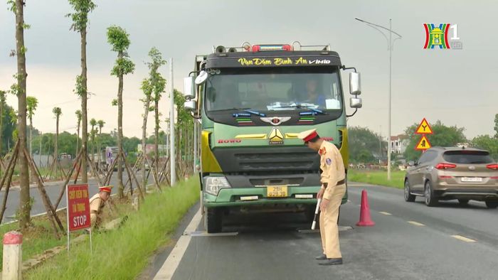 Xe tải có dấu hiệu chở hàng quá tải trọng bị tổ công tác yêu cầu dừng xe kiểm tra.