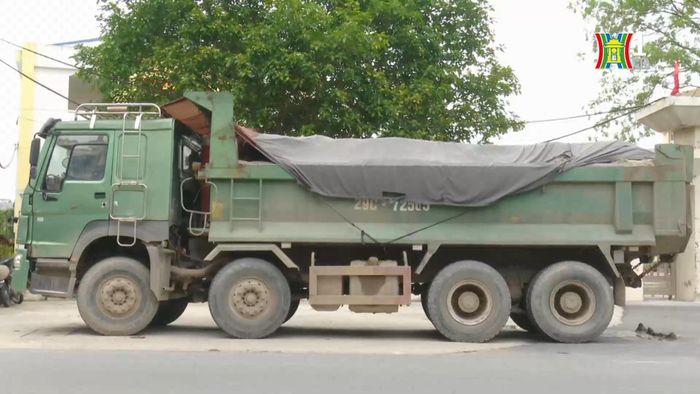 Trên tỉnh lộ 427, một xe tải chở đầy cát đã bị lực lượng chức năng tiến hành kiểm tra.