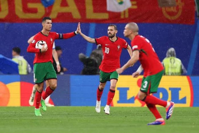 Ronaldo và đồng đội có màn ngược dòng nghẹt thở trong hiệp 2