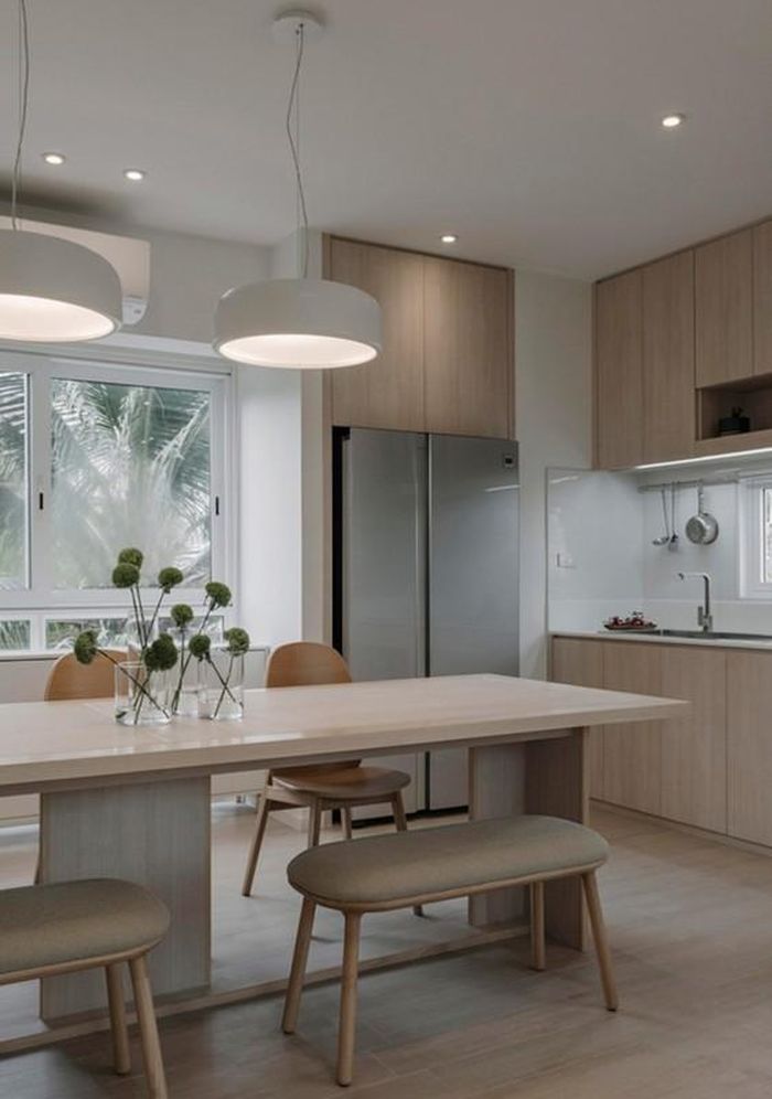  Phòng bếp với cách bài trí đơn giản, ô cửa hút ánh sáng, tông màu trầm mang đến sự sang trọng. 
