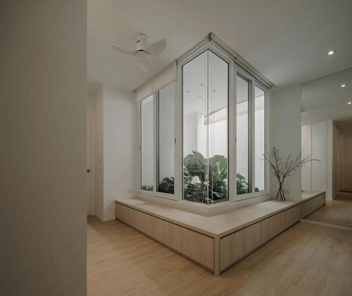  Gia chủ khéo léo bố trí khoảng hành lang ngập tràn ánh sáng. Không gian không quá cầu kỳ với các nội thất bắt mắt nhưng mang đến sự thoải mái cho người ở. 